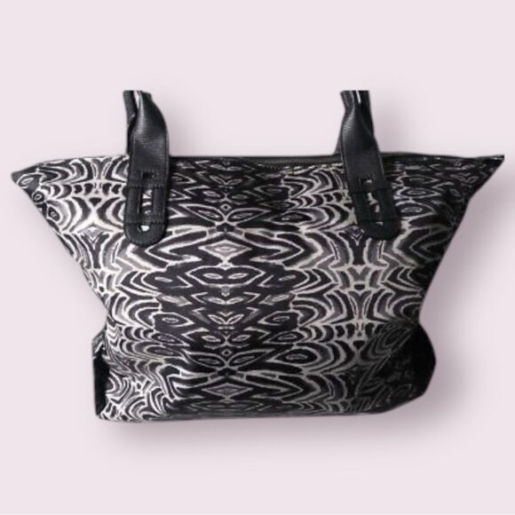 Stella & Dot Getaway Expandable Tote Bag Zebra Black White - Picture 15 of 16
